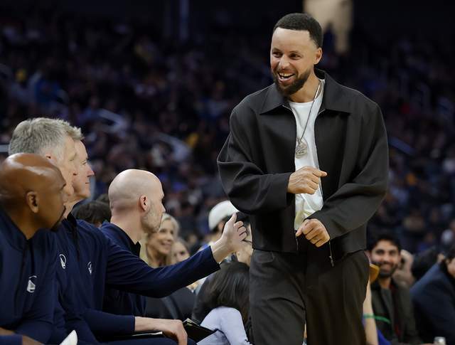 万博体育登陆-一夜3大消息！库里伤情更新，哈登创里程碑，快船迎重大利好