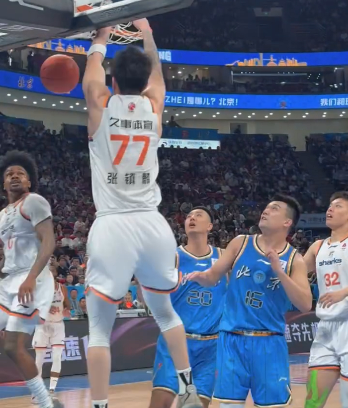 王哲林24+17成现役总分王！上海险胜北京取19连胜 弗格36+9三分|古德温|三分球|CBA|杰曼|翟晓川_新浪体育_新浪新闻